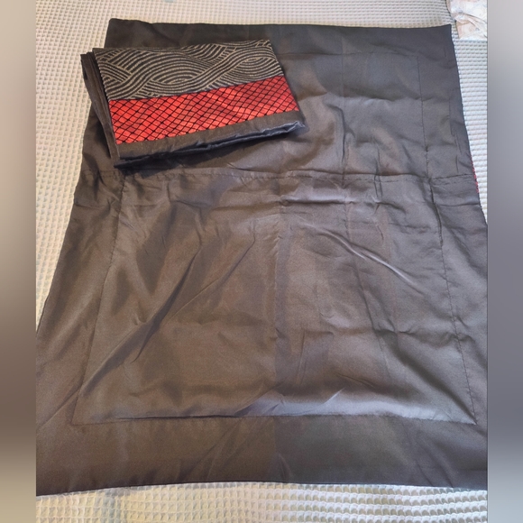 Set of 2 Dark Red and Black Standard size Pillow Shams - Picture 4 of 5